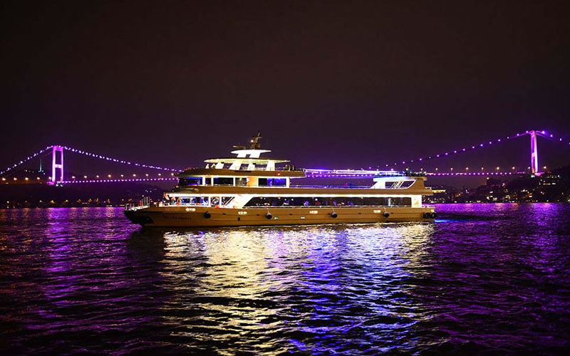 Evening Bosphorus cruise with open buffet dinner